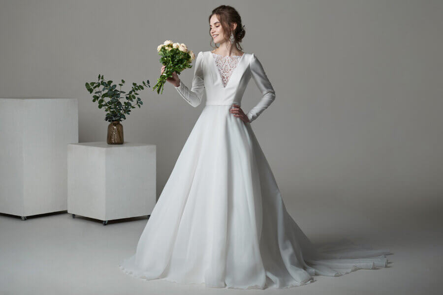 Lady wearing white white dressing holding a bouquet of flowers